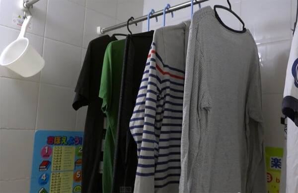 Tác hại của quần áo phơi trong nhà