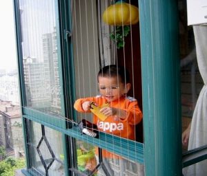 Lắp lưới an toàn cho trẻ